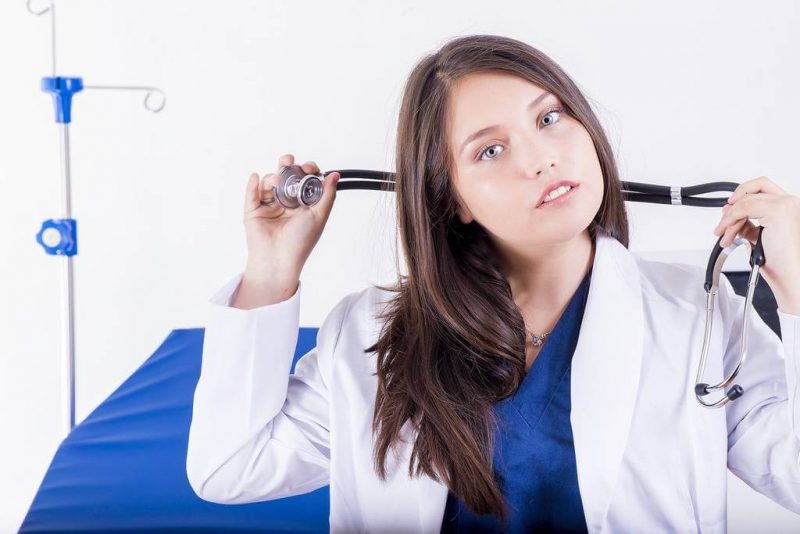 doktorka-uniforma-stetoskop-plava-bluza