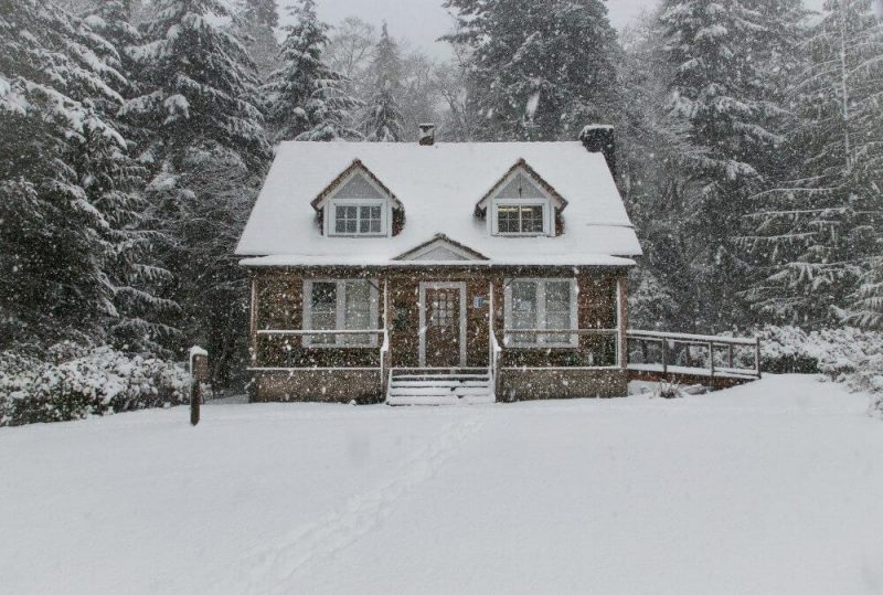 kuća-sneg-zima