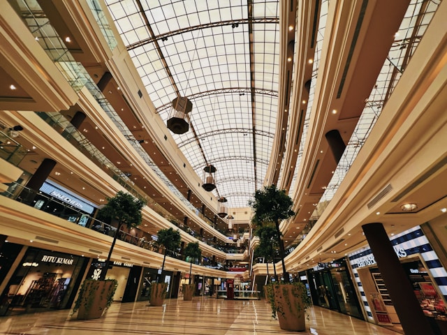 Enterijer tržnog centra sa višespratnim galerijama i staklenim lučnim krovom